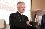 arcybiskup jędraszewski z nagrodą tygodnika solidarność